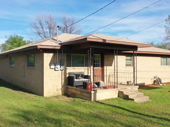 530 N 3rd St, Jacksboro, TX 76458