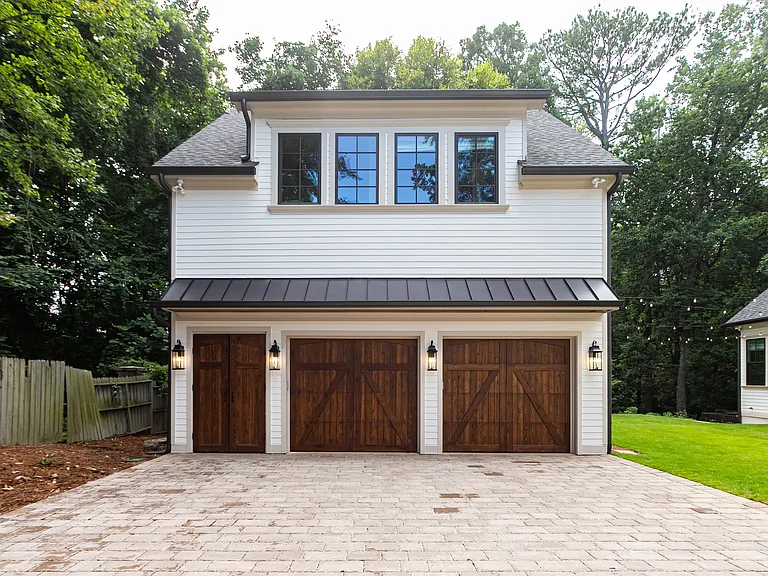 1 Bedroom Detached Rental Above Carriage House Garage