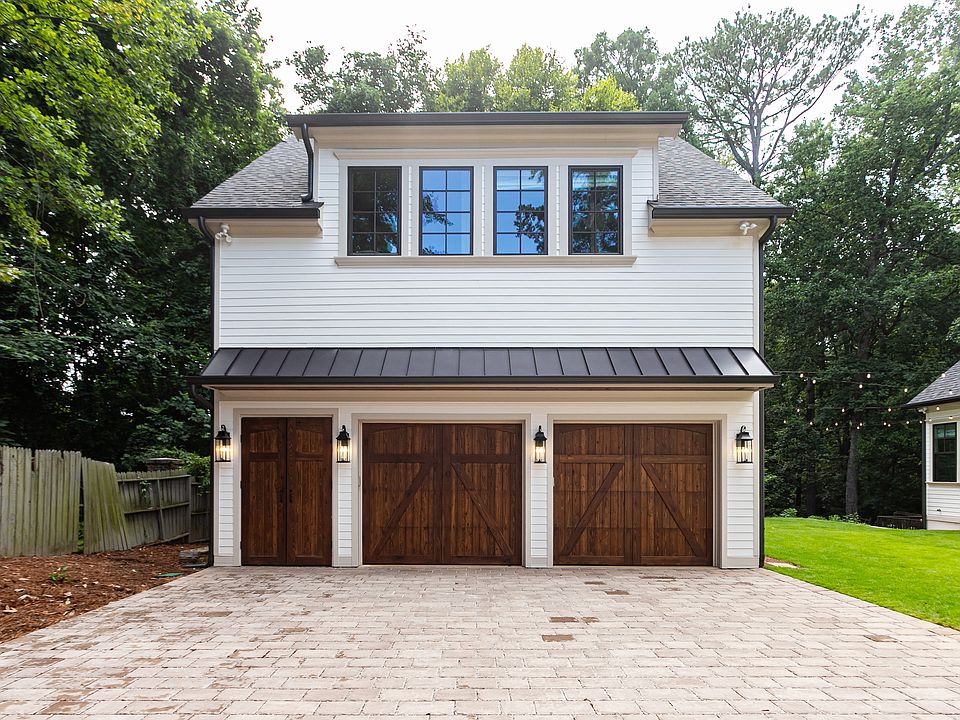 1 Bedroom Detached Rental Above Carriage House Garage