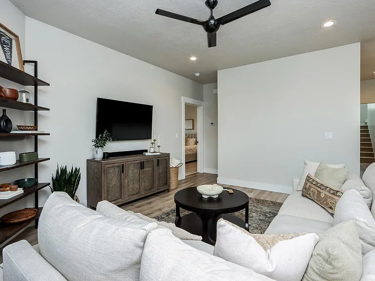 2032 E Presidential Dr — Photo 3
