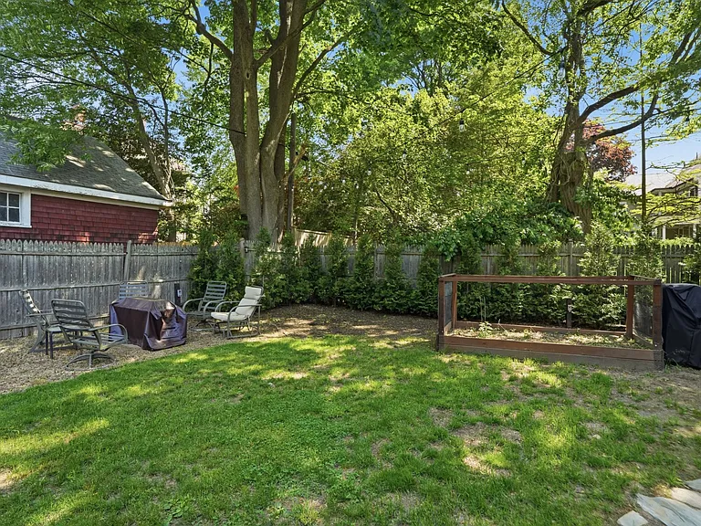 28 Alumni Ave — Photo 36