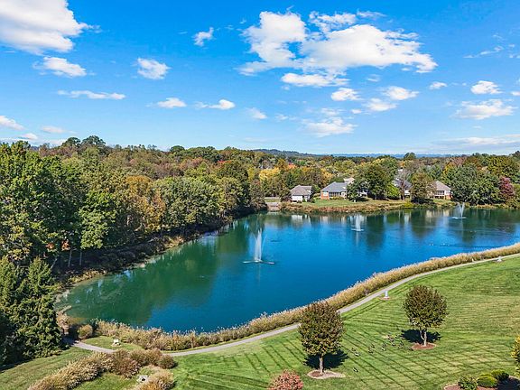 3rd image of 1043 Hunters Lake Dr