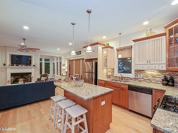 4th image of 16031 Greenwood Ave #10