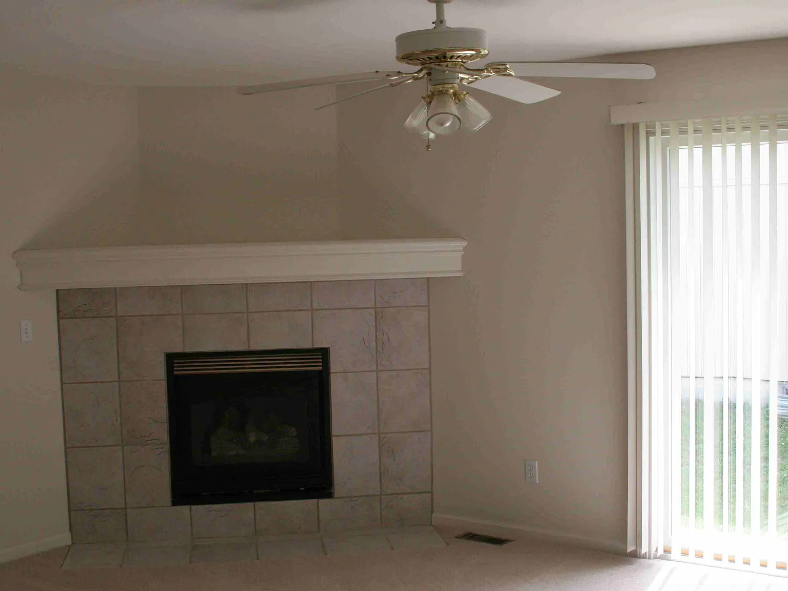 3 bed, 2.5 bath, 1600 sqft, $1,600 — Photo 2