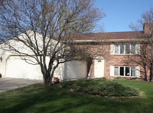 9205 Overlook Trl, Eden Prairie, MN 55347