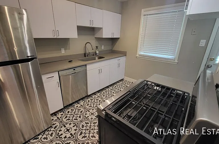 2703 S Hooker St — Photo 3