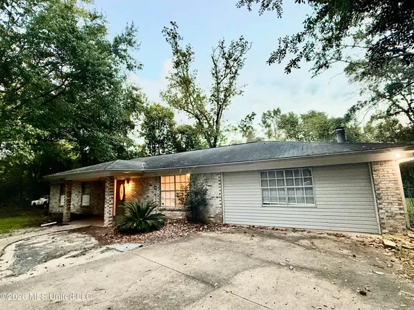 7402 Joy Dr, Gautier, MS 39553
