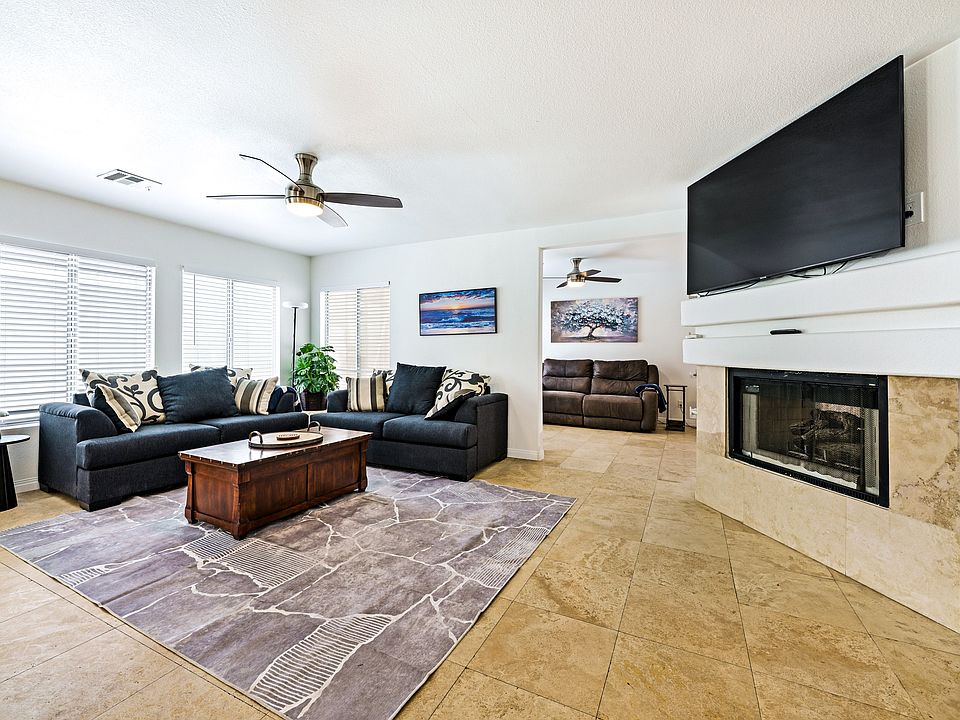 Livingroom with reading area behind