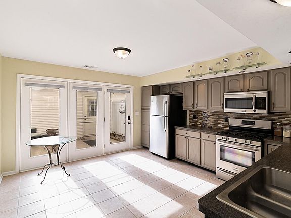 3rd image of 1833 Cottonwood Ct