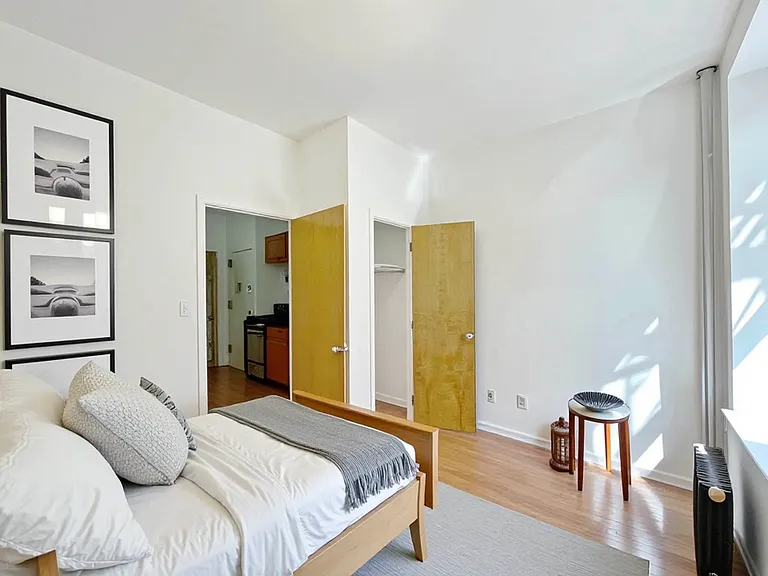 330 E 15th St #2F — Photo 2