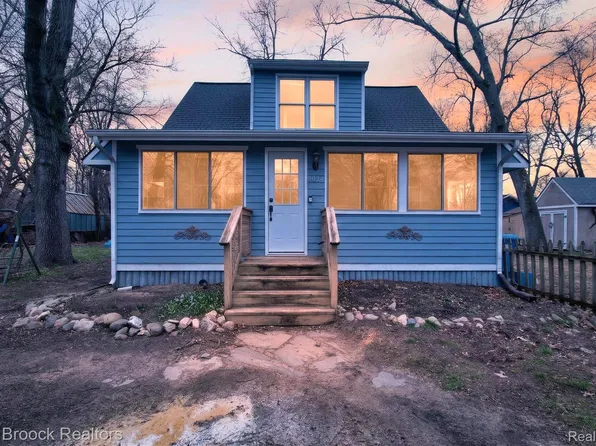 9024 Mandon Rd, White Lake, MI 48386