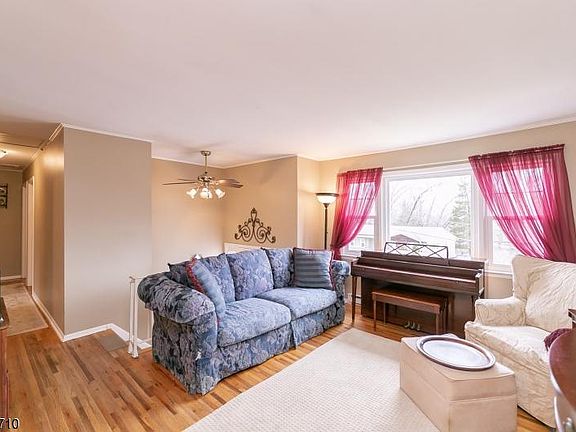 4th image of 36 Dogwood Dr