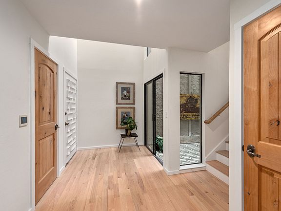 4th image of 422 Sand Hill Cir