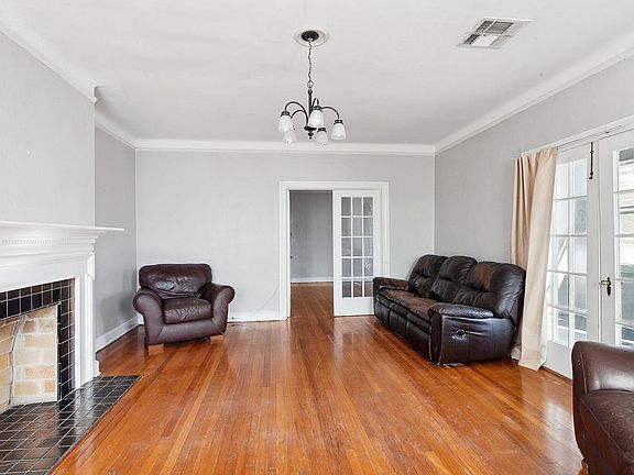 2nd image of 4219 Vincennes Pl