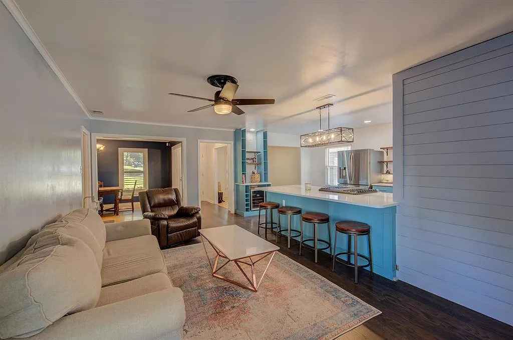 3 bed, $2,200 — Photo 1