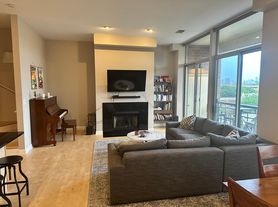 1350 W Fullerton Ave