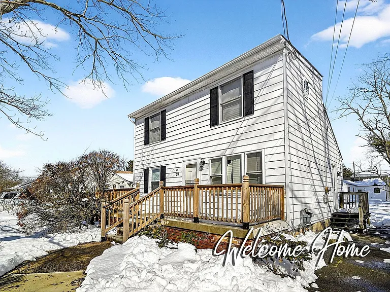 24 Steinhardt Ave — Photo 1