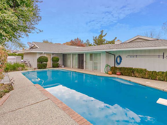 4th image of 225 Diane Pl