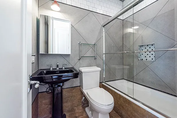 Rented by Nooklyn NYC LLC | media 21