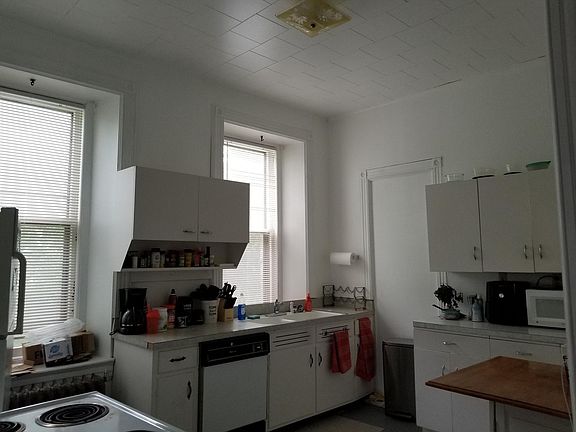 Kitchen with electric stove, dishwasher, fridge