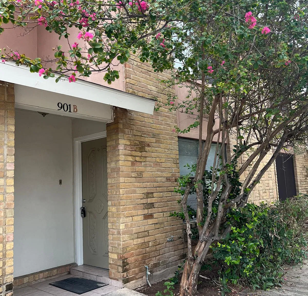 2 bed, 1.5 bath, 1094 sqft, $1,195 — Photo 1