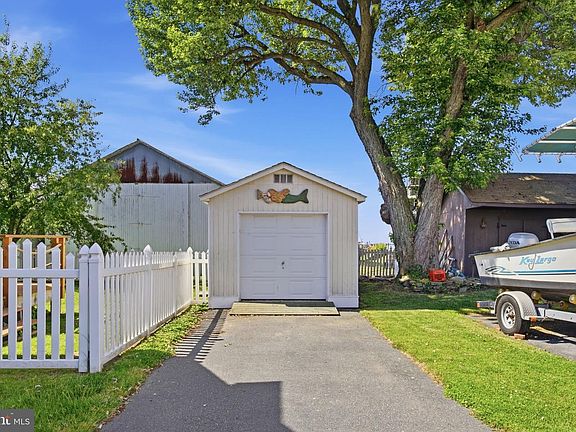 4th image of 21007 Bayside Ave