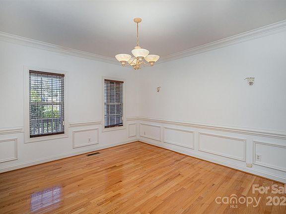 5th image of 2111 Priory Ct