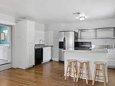 3 bed, 1200 sqft, $1,899 — Photo 2