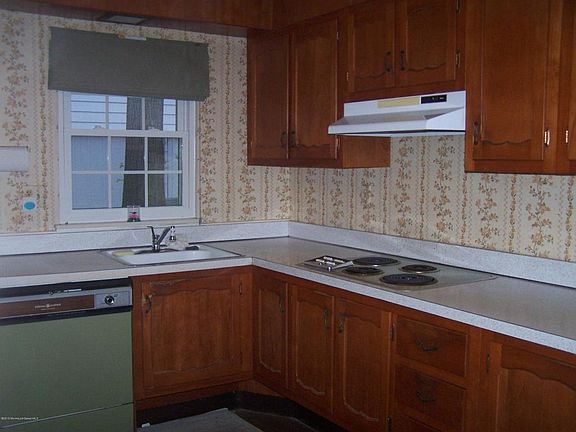 3rd image of 35B Cambridge Ct #100B
