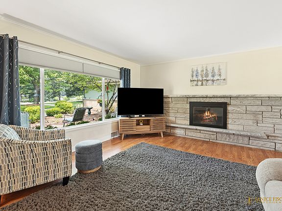 3rd image of 425 Greenwood Ln