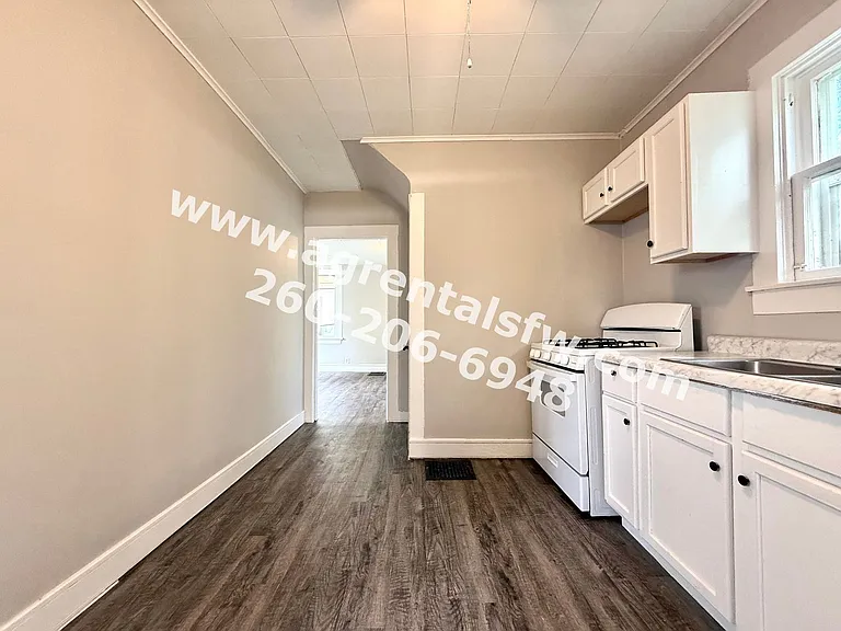 2720 Queen St — Photo 6