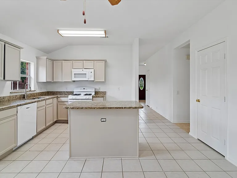 3300 Creekwood Dr — Photo 4