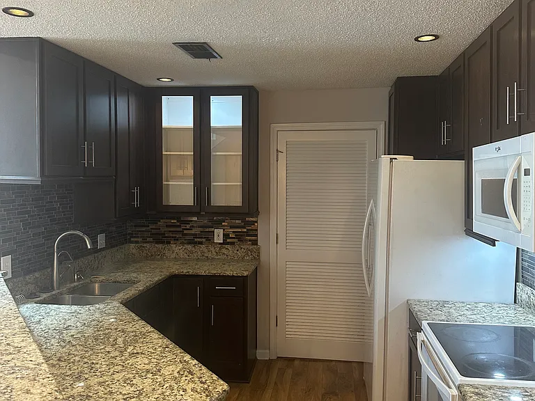 611 Mc Gill Park Ave NE — Photo 5