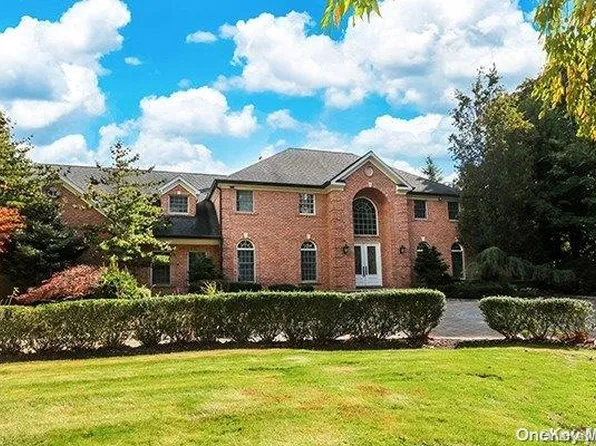 1 Stirrup Court, Huntington, NY 11743