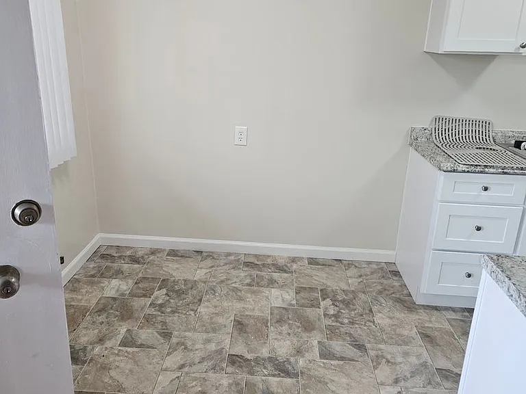 410 Redwood Ave — Photo 2