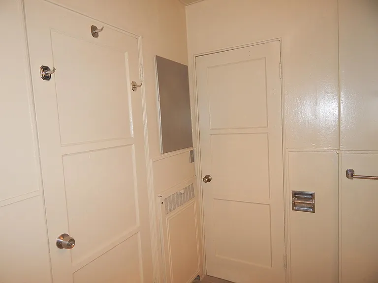 326 W 11th St — Photo 13