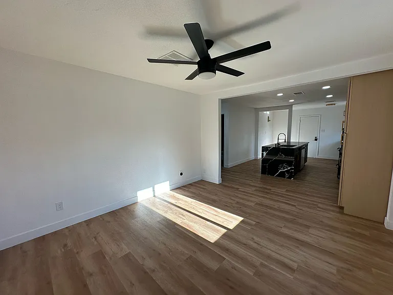 1032 E Hassett Ave — Photo 3