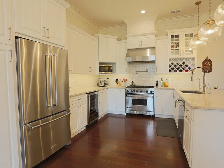 2401 N Janssen Ave #408 — Photo 3