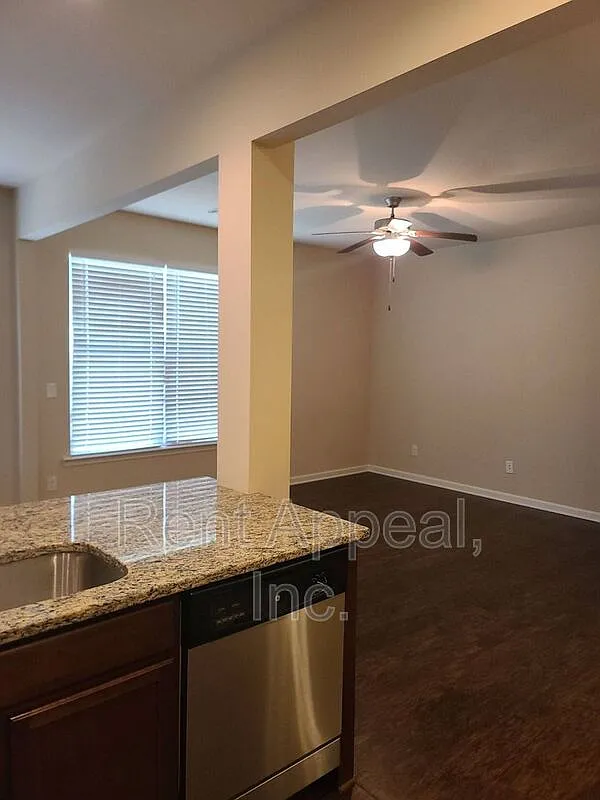 3 bed, 2.5 bath, 1628 sqft, $1,925 — Photo 3