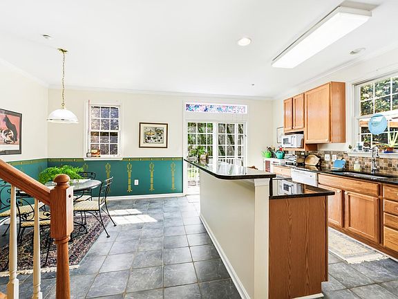 5th image of 115 Acorn Dr