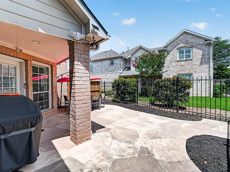 1015 Enclave Sq S — Photo 40