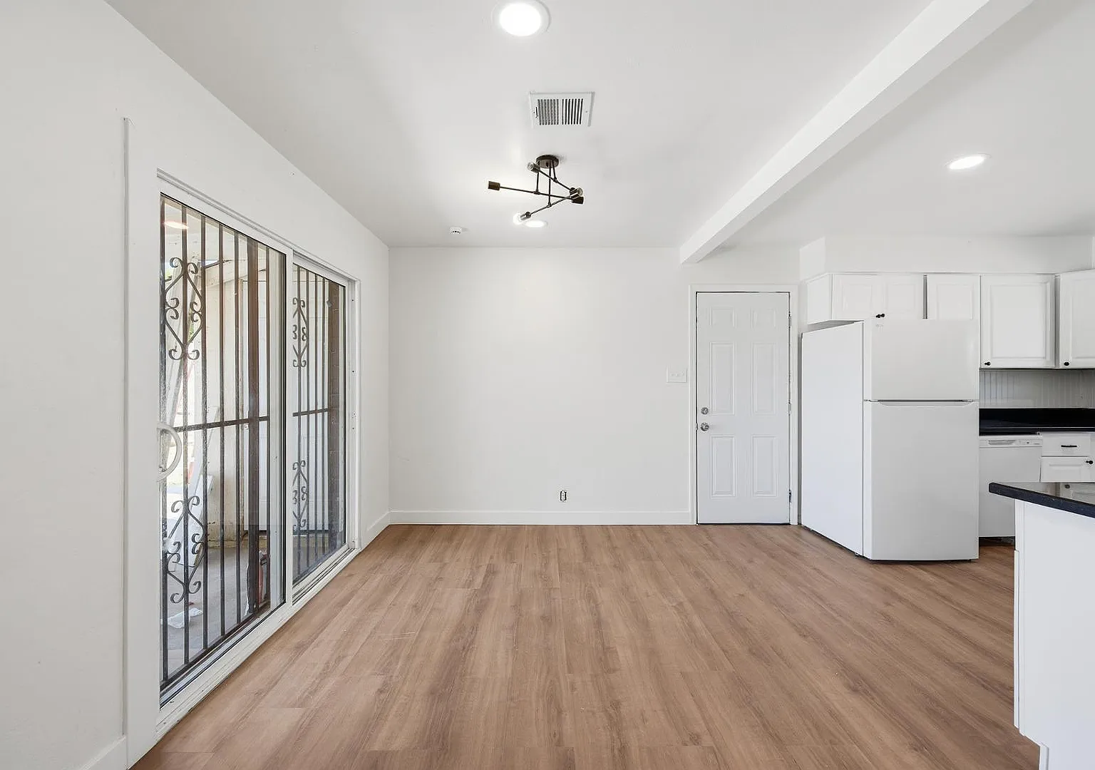 3 bed, 2.0 bath, 1422 sqft, $2,195 — Photo 4