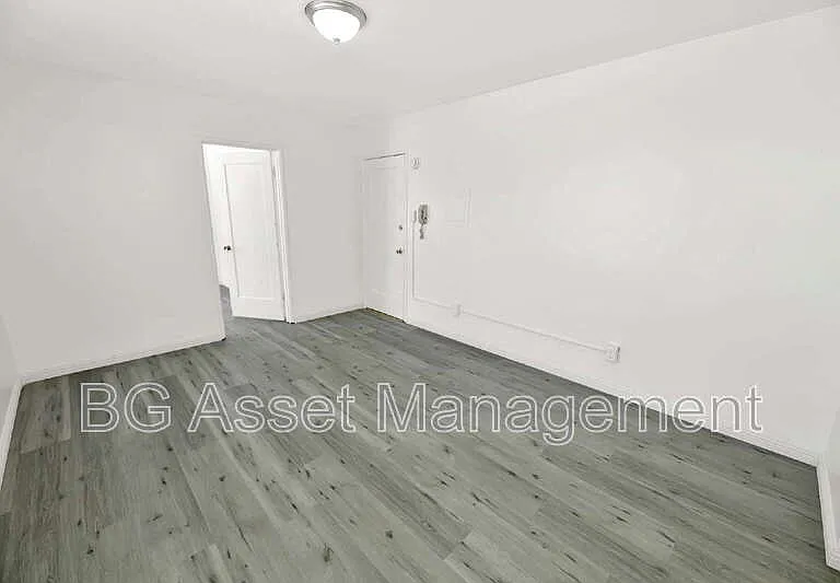 2039 Macarthur Blvd #9 — Photo 3