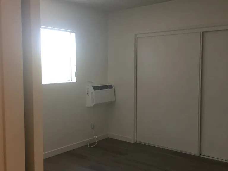 Burbank Tarzana Apartments — Photo 24