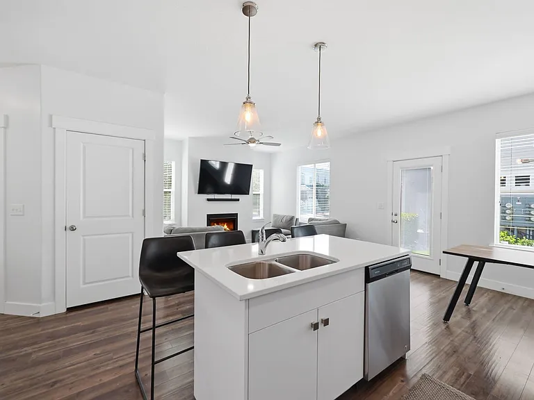 153 W Silver Springs Dr — Photo 8