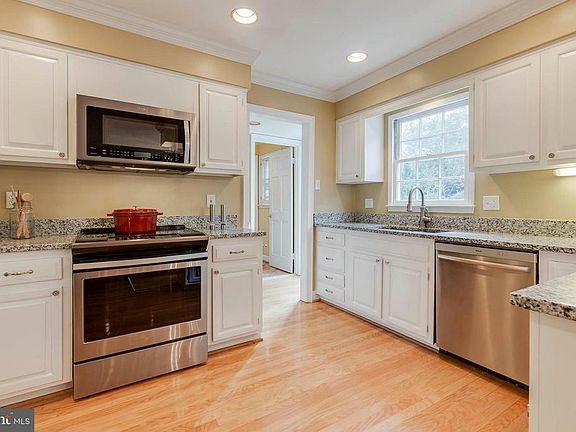 Lovely cabinets, and  so much countertop space!