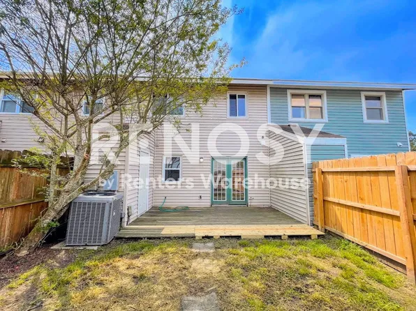 445 Falling Ln, Virginia Beach, VA 23454