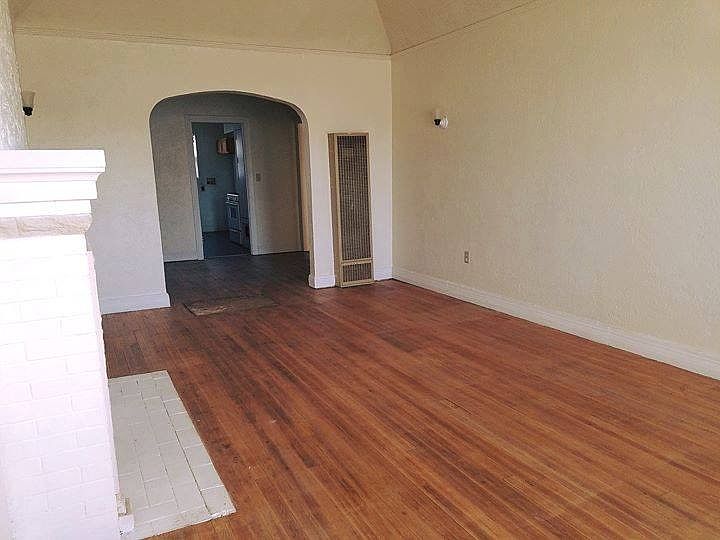 1st image of 827 NE 24th St