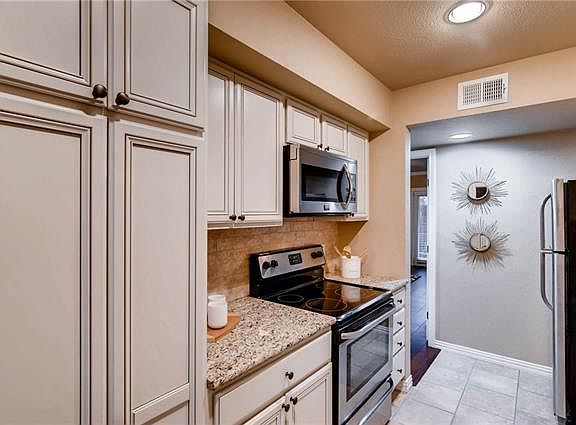 4th image of 1407 W 39th 1/2 St APT 104