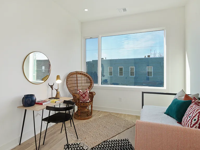 Stunning Apartment on Snyder Ave — Photo 2
